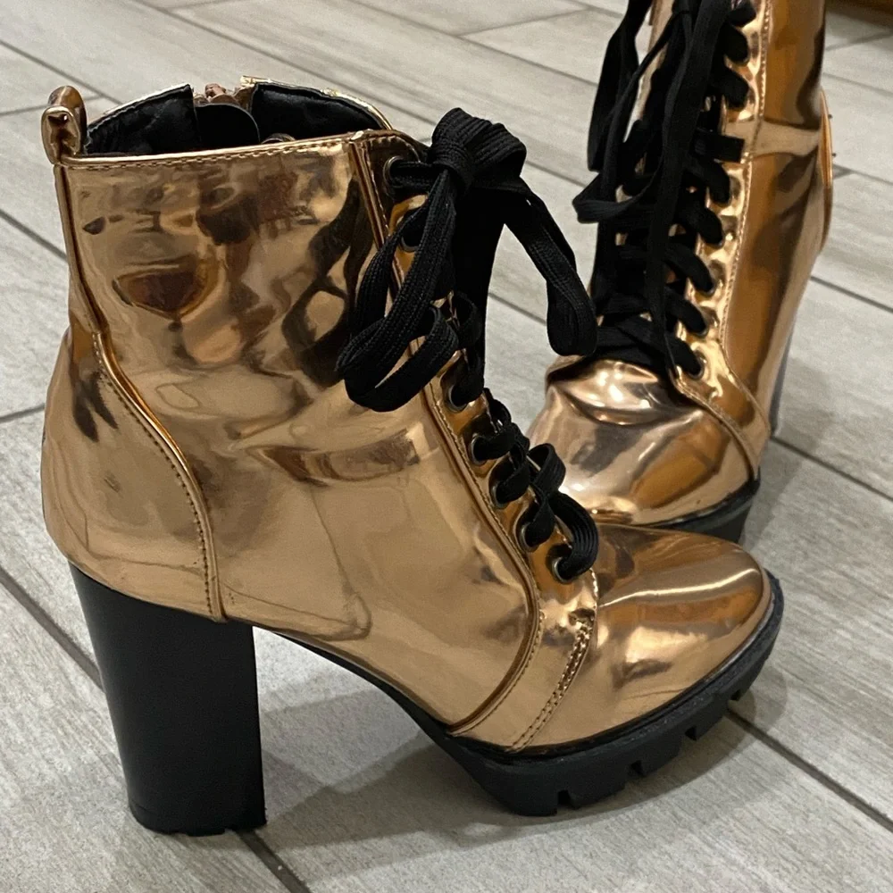 Booties woman’s Yoki size 5.5 metalic copper-rose gold